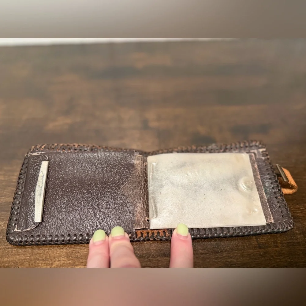 Vintage men’s leather wallet billfold. Bifold wallet. Embossed leather. Dogwood - Picture 4 of 7
